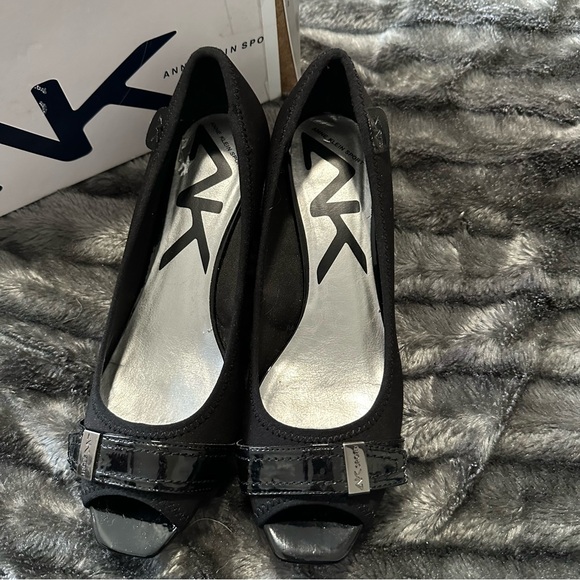 Anne Klein Black Open Toe 9.5M Classic Buckle Wedding Elegant Timeless Prom - Picture 2 of 5